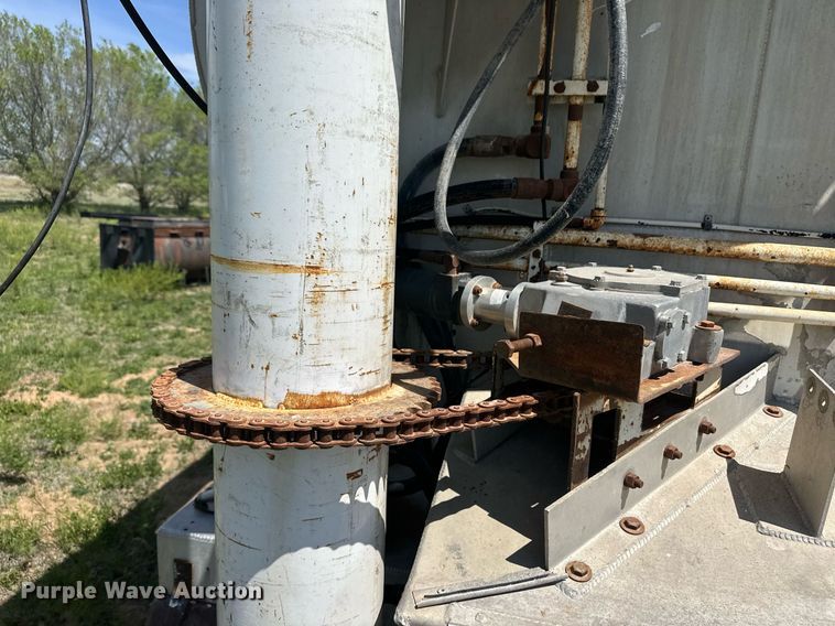 image for item ER8398 1993 Ledwell feed delivery trailer