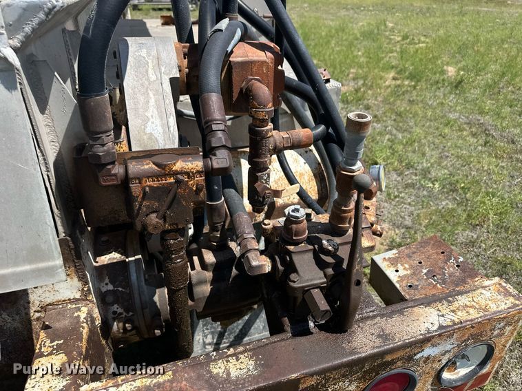 image for item ER8398 1993 Ledwell feed delivery trailer