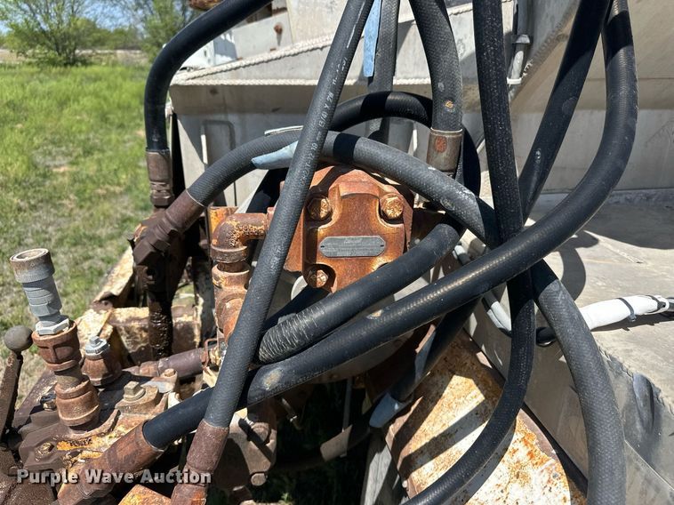 image for item ER8398 1993 Ledwell feed delivery trailer