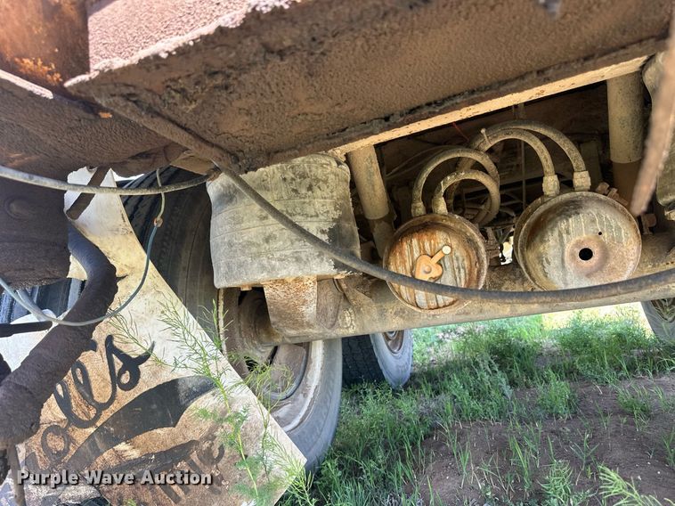 image for item ER8398 1993 Ledwell feed delivery trailer