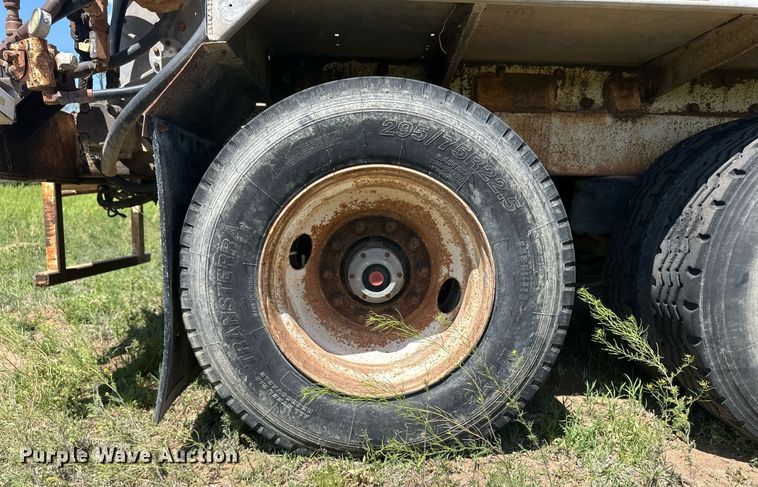 image for item ER8398 1993 Ledwell feed delivery trailer