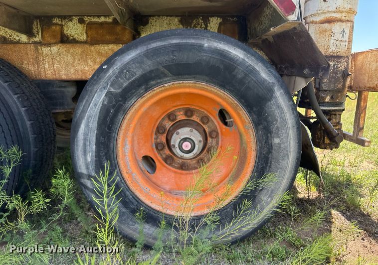 image for item ER8398 1993 Ledwell feed delivery trailer