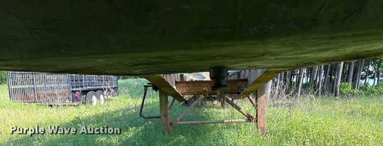 image for item ND9776 1985 Wilson flatbed trailer