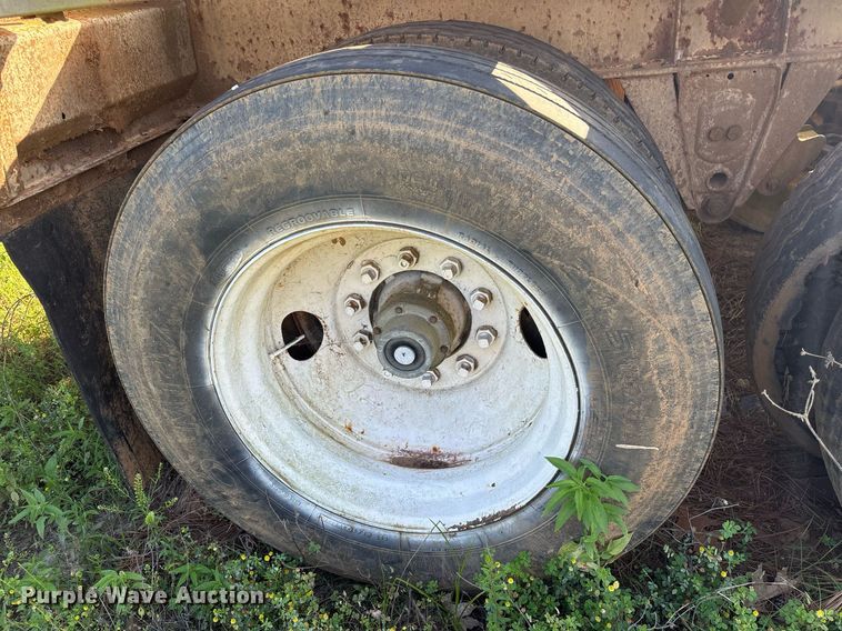 image for item ND9776 1985 Wilson flatbed trailer