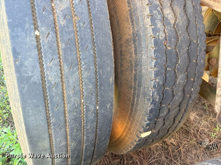 image for item ND9776 1985 Wilson flatbed trailer