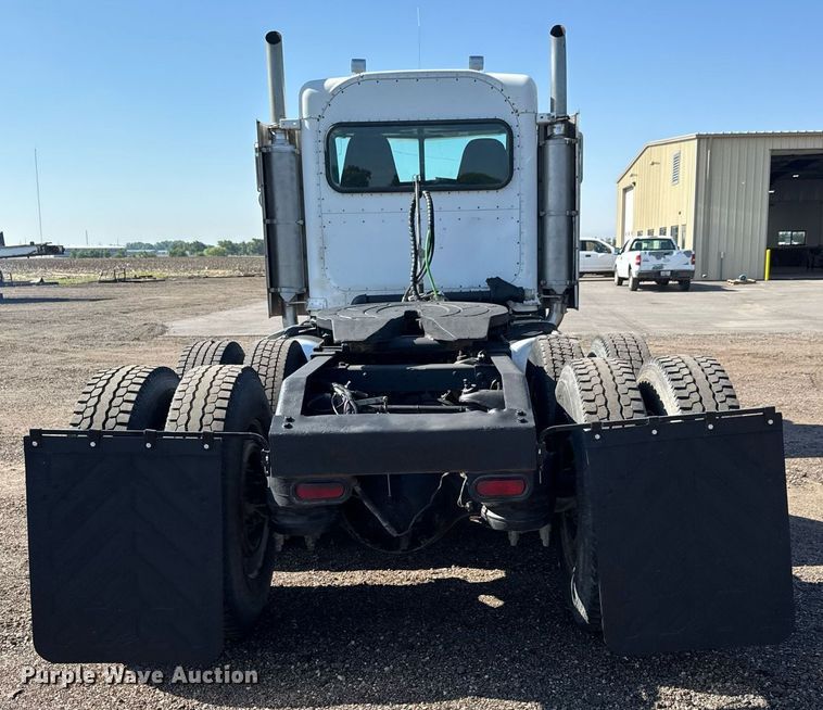 image for item NE9818 2002 Peterbilt 379 semi truck