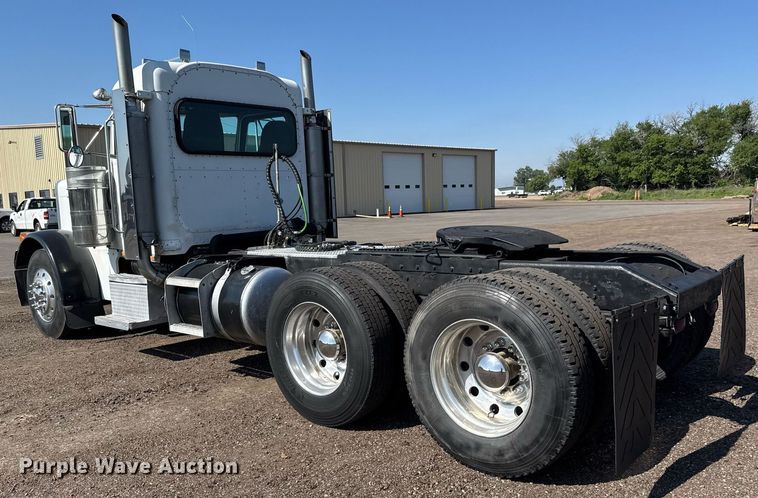 image for item NE9818 2002 Peterbilt 379 semi truck
