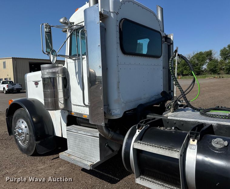 image for item NE9818 2002 Peterbilt 379 semi truck