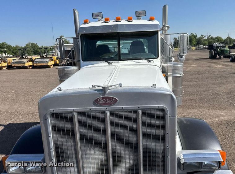 image for item NE9818 2002 Peterbilt 379 semi truck