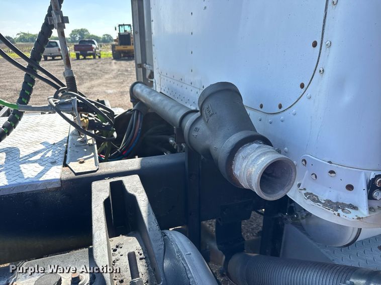 image for item NE9818 2002 Peterbilt 379 semi truck