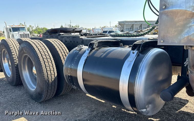 image for item NE9818 2002 Peterbilt 379 semi truck