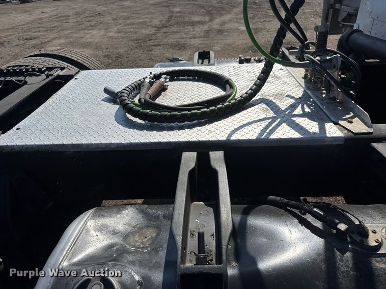 image for item NE9818 2002 Peterbilt 379 semi truck