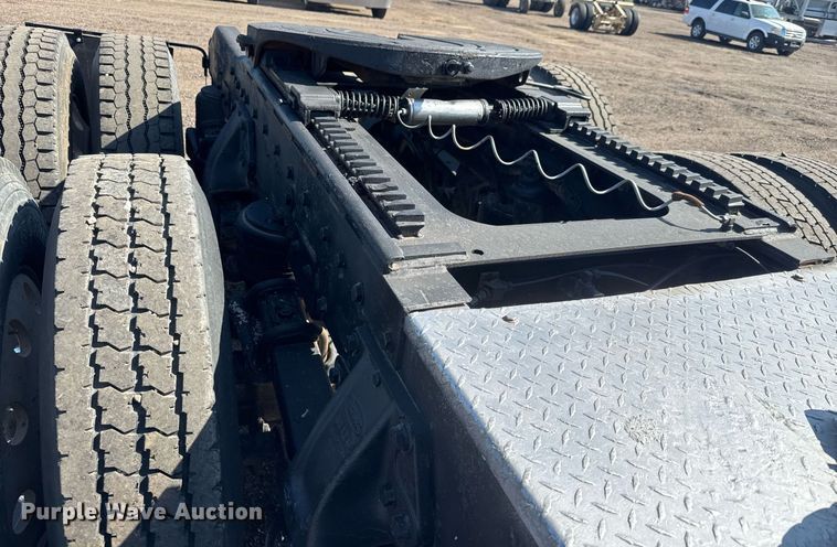 image for item NE9818 2002 Peterbilt 379 semi truck