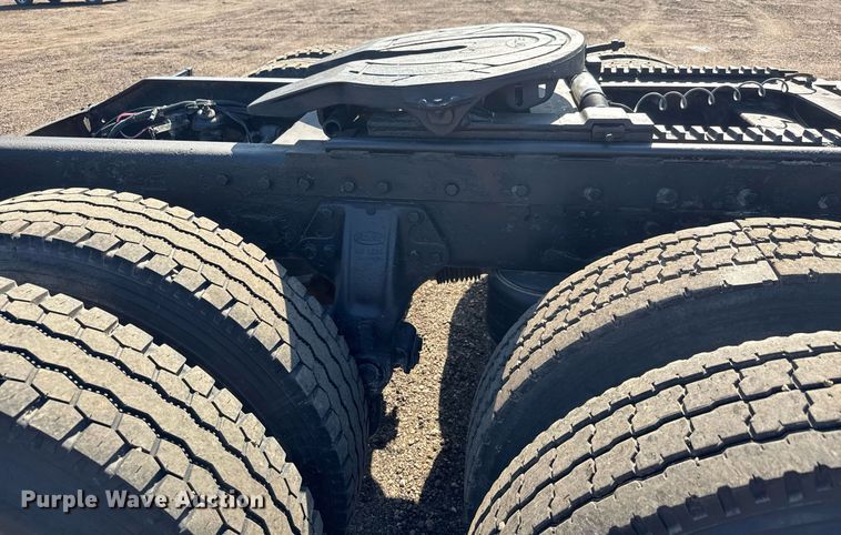 image for item NE9818 2002 Peterbilt 379 semi truck