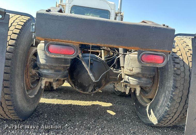 image for item NE9818 2002 Peterbilt 379 semi truck