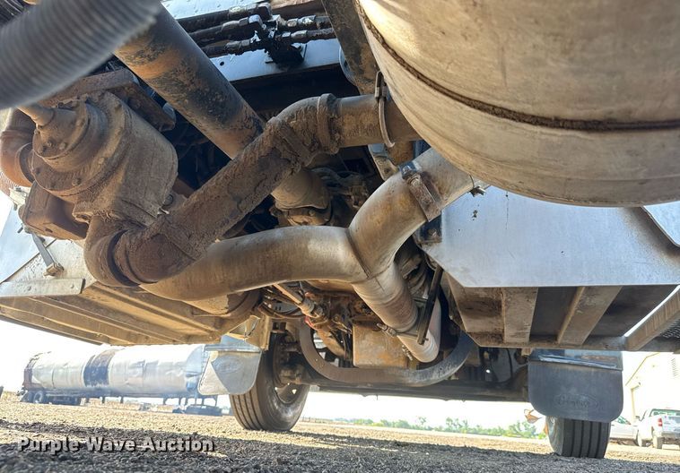 image for item NE9818 2002 Peterbilt 379 semi truck