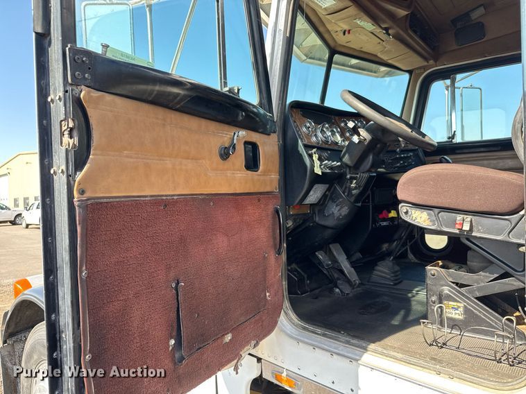 image for item NE9818 2002 Peterbilt 379 semi truck