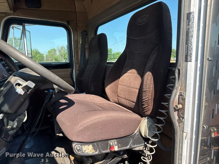 image for item NE9818 2002 Peterbilt 379 semi truck