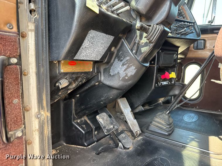 image for item NE9818 2002 Peterbilt 379 semi truck