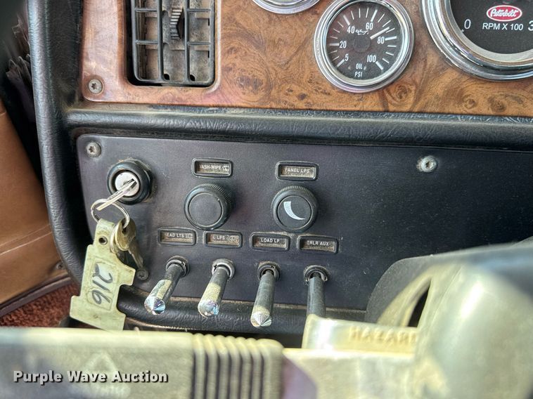 image for item NE9818 2002 Peterbilt 379 semi truck