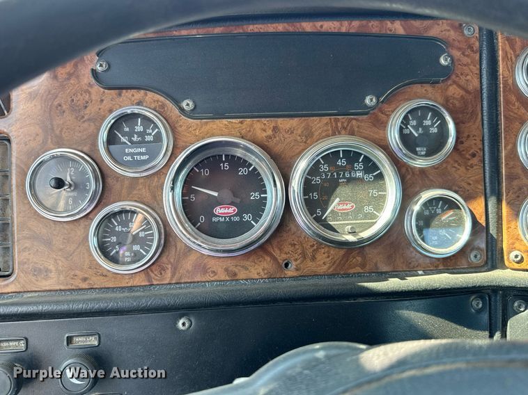 image for item NE9818 2002 Peterbilt 379 semi truck