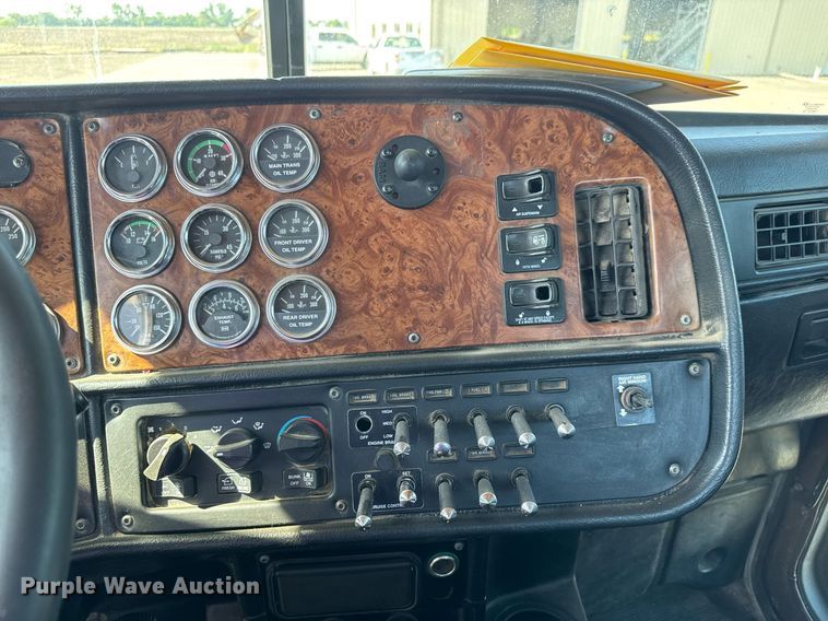 image for item NE9818 2002 Peterbilt 379 semi truck