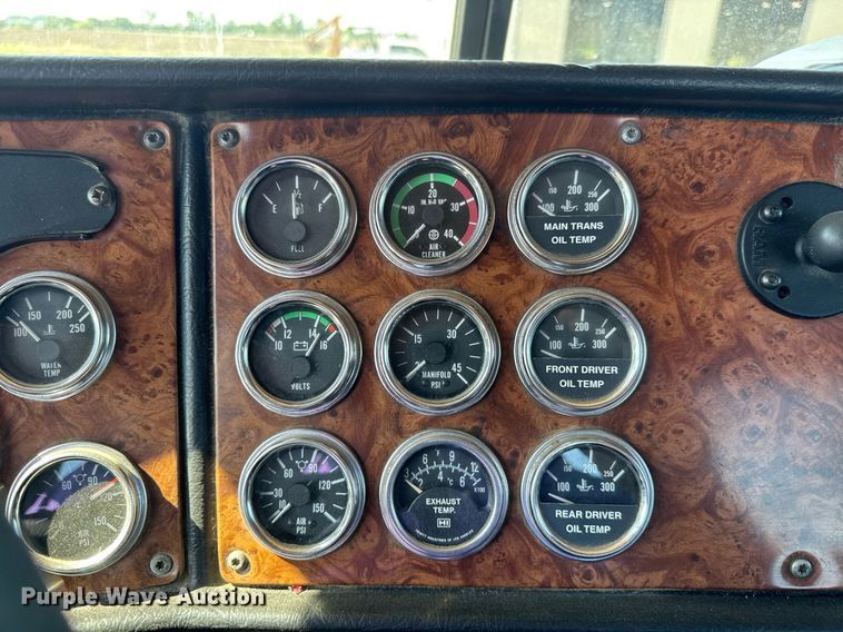 image for item NE9818 2002 Peterbilt 379 semi truck