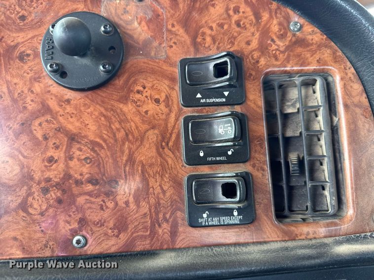 image for item NE9818 2002 Peterbilt 379 semi truck