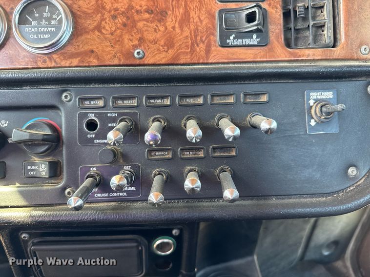 image for item NE9818 2002 Peterbilt 379 semi truck