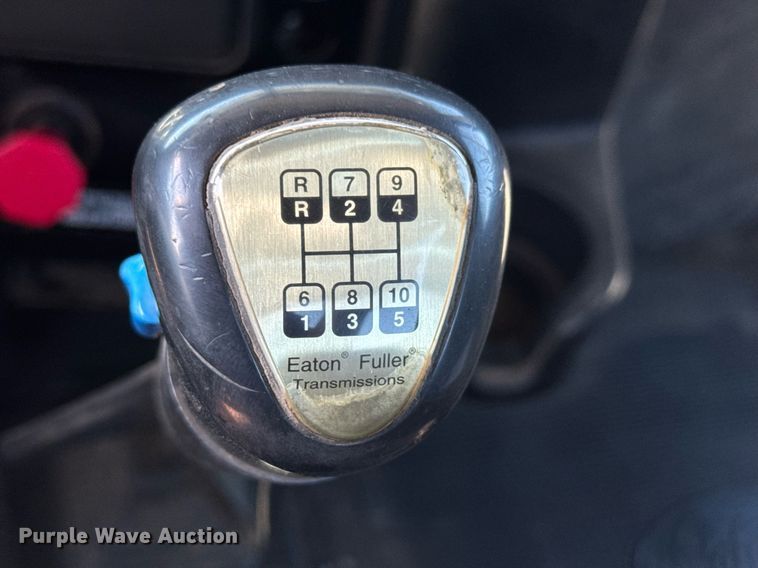 image for item NE9818 2002 Peterbilt 379 semi truck