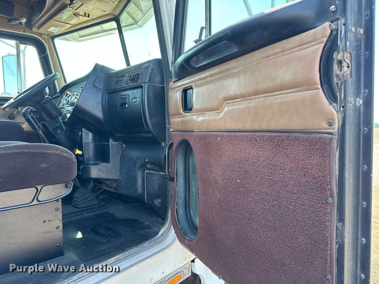 image for item NE9818 2002 Peterbilt 379 semi truck