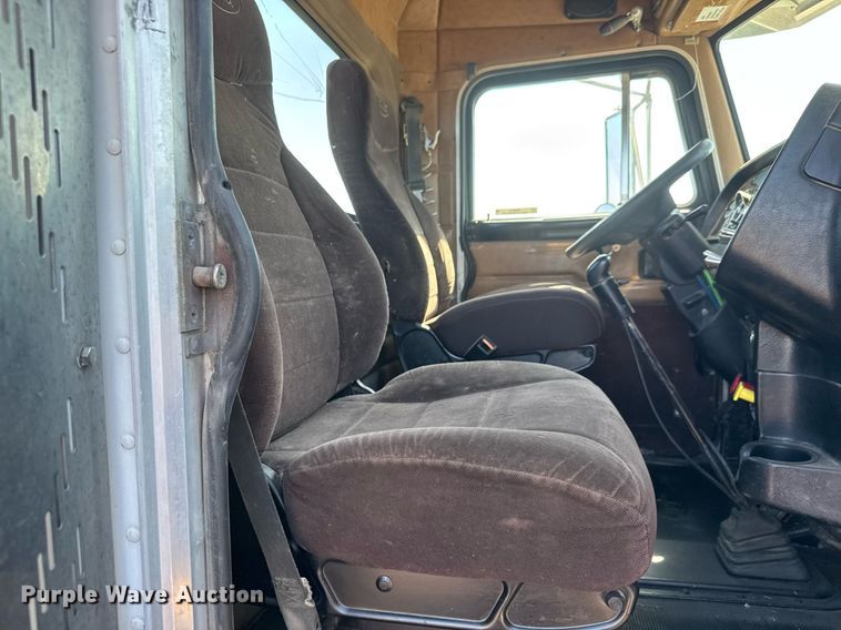 image for item NE9818 2002 Peterbilt 379 semi truck