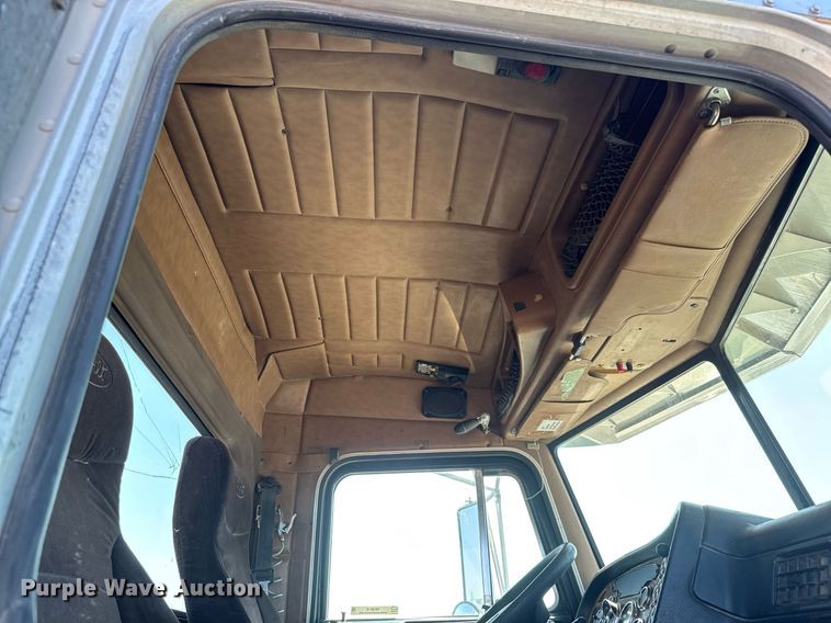 image for item NE9818 2002 Peterbilt 379 semi truck