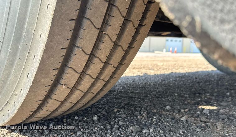 image for item NE9818 2002 Peterbilt 379 semi truck