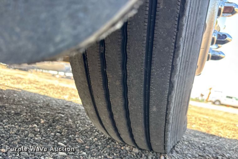 image for item NE9818 2002 Peterbilt 379 semi truck