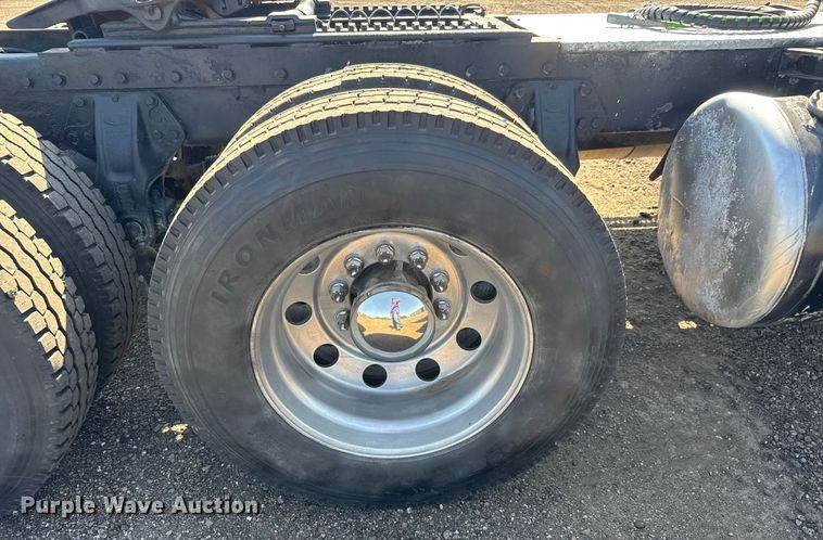 image for item NE9818 2002 Peterbilt 379 semi truck