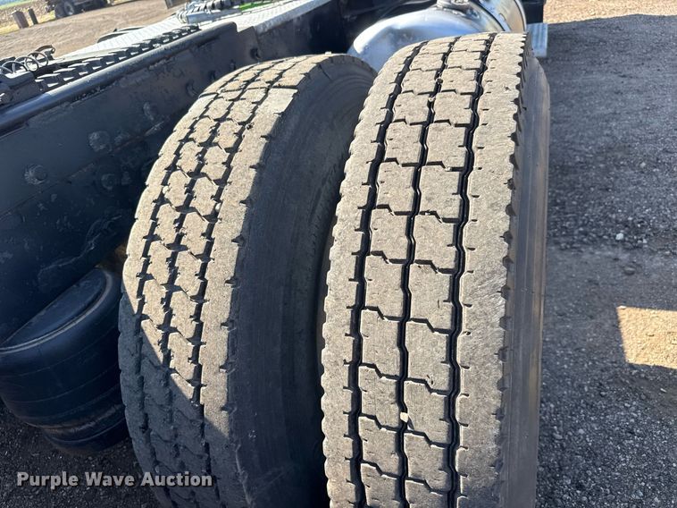 image for item NE9818 2002 Peterbilt 379 semi truck