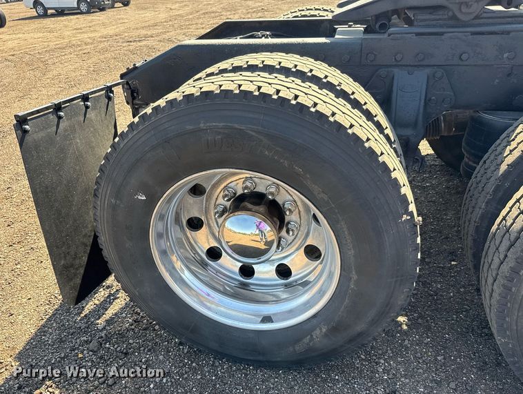 image for item NE9818 2002 Peterbilt 379 semi truck