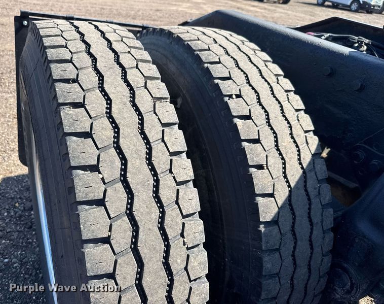 image for item NE9818 2002 Peterbilt 379 semi truck