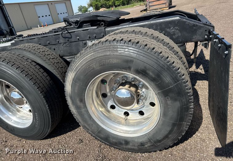 image for item NE9818 2002 Peterbilt 379 semi truck