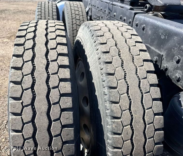 image for item NE9818 2002 Peterbilt 379 semi truck