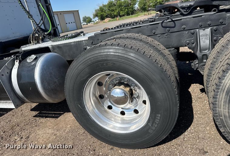 image for item NE9818 2002 Peterbilt 379 semi truck