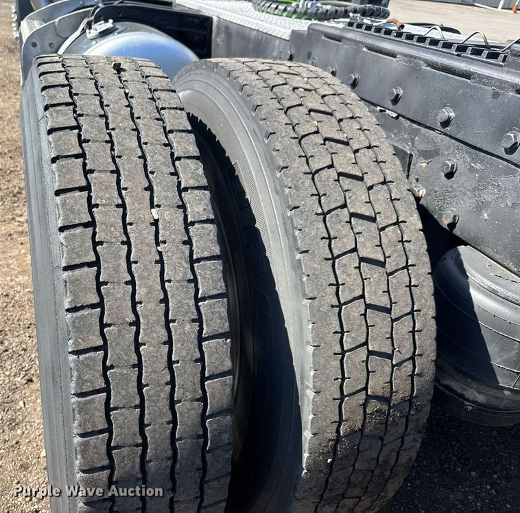 image for item NE9818 2002 Peterbilt 379 semi truck