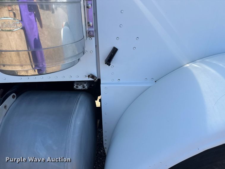 image for item NE9819 2007 Peterbilt 379 semi truck