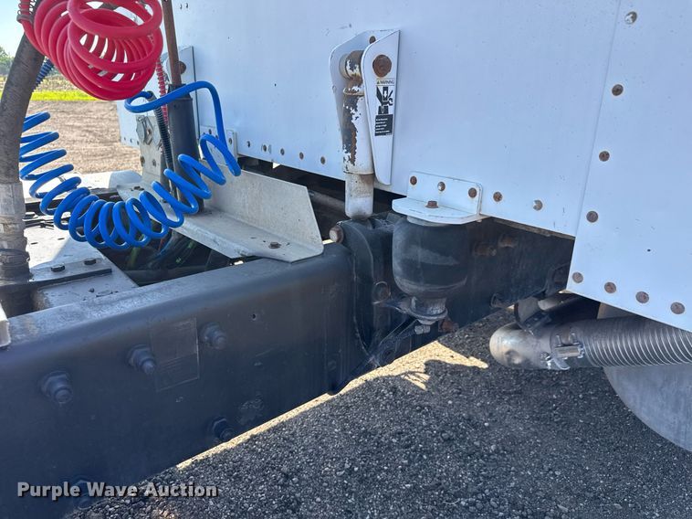 image for item NE9819 2007 Peterbilt 379 semi truck