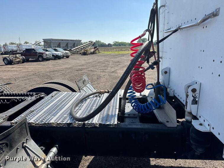 image for item NE9819 2007 Peterbilt 379 semi truck