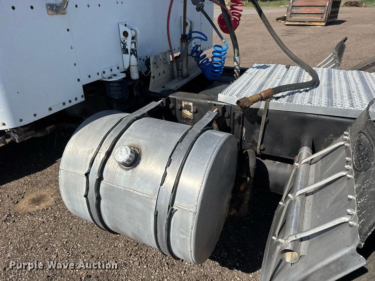 image for item NE9819 2007 Peterbilt 379 semi truck