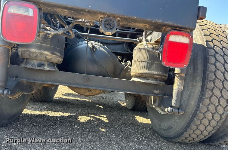 image for item NE9819 2007 Peterbilt 379 semi truck