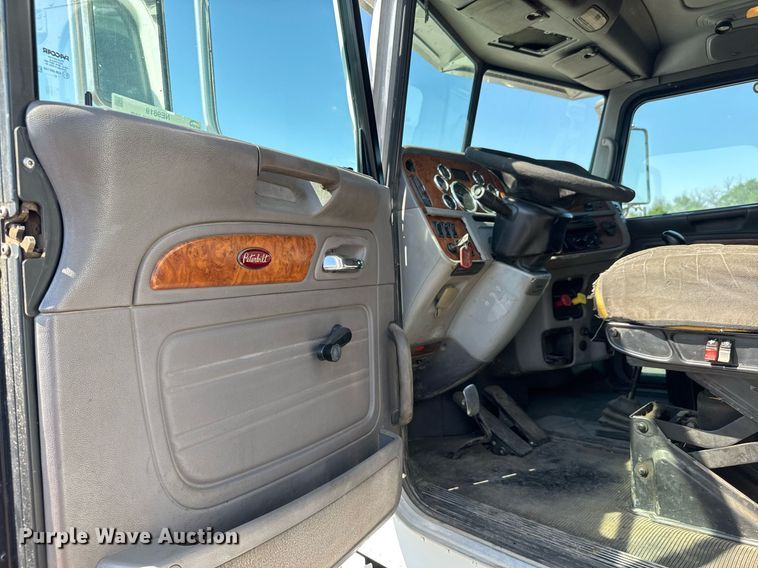 image for item NE9819 2007 Peterbilt 379 semi truck