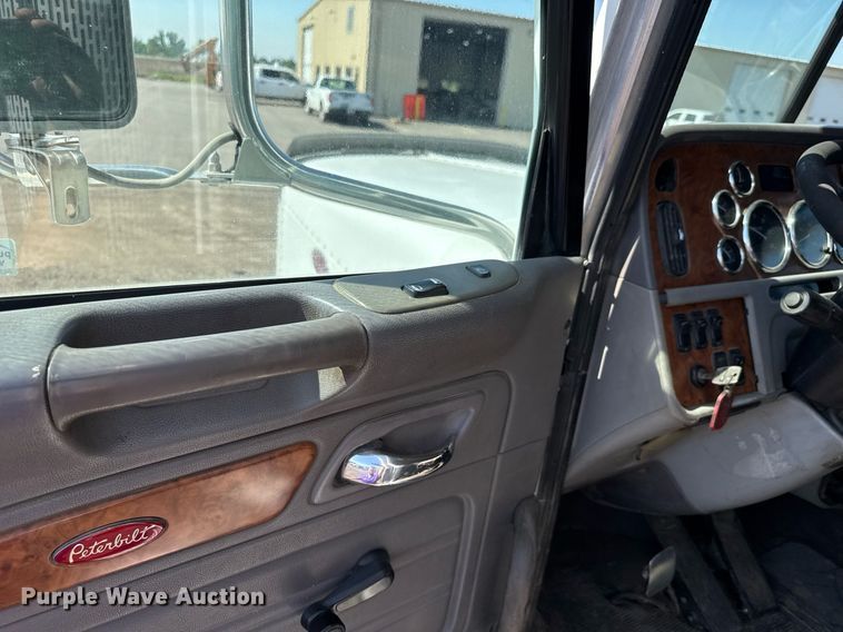image for item NE9819 2007 Peterbilt 379 semi truck